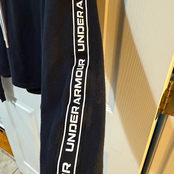 Under Armour Women's Athletic Black Cropped  Hoodie Sweatshirt running walking - Picture 3 of 5